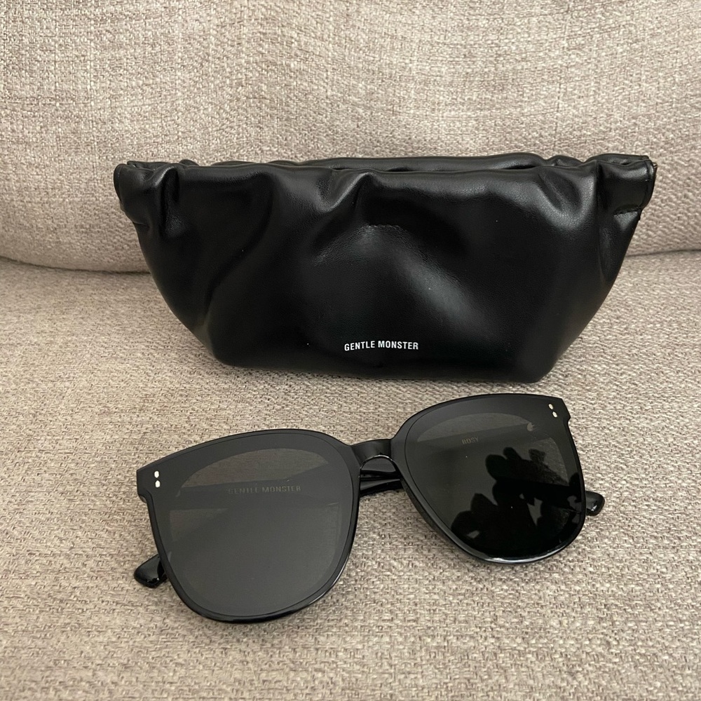 Gentle Monster Sunglasses Rosy in Black